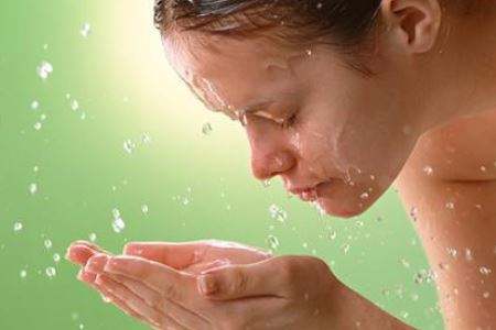 早上洗臉要不要用洗面奶？